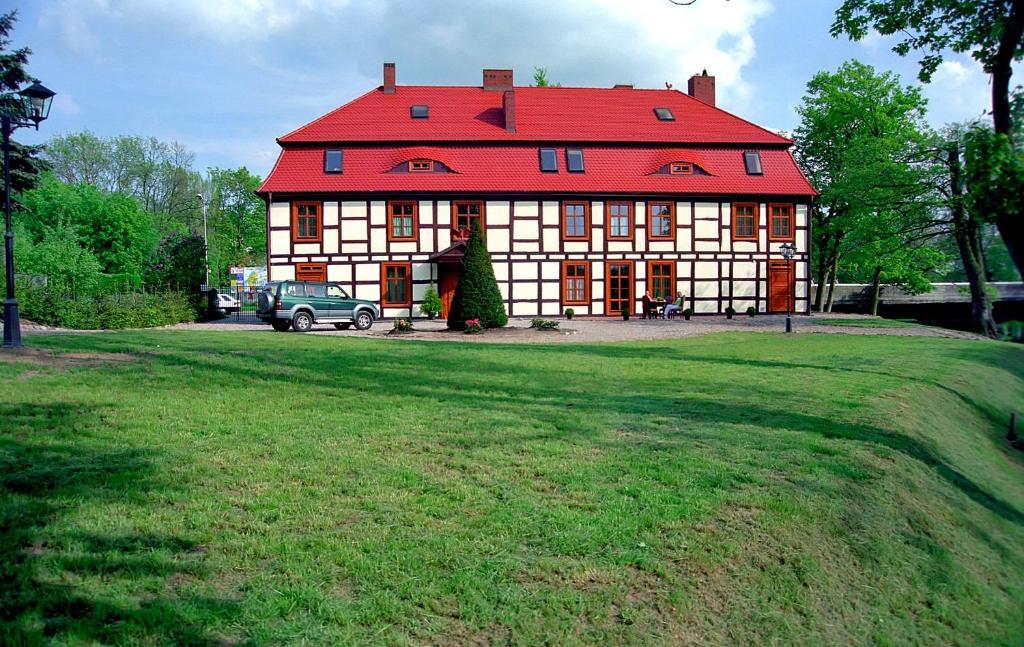 Отель Gosciniec Zamkowy Дарлово Экстерьер фото